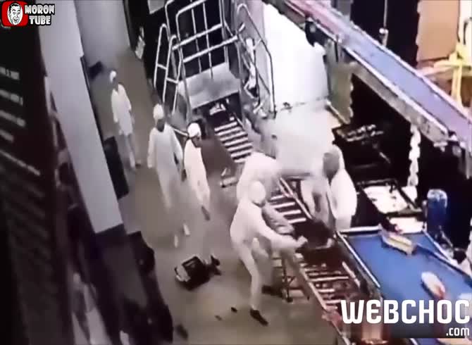 Video :A general brawl at a Russian bakery